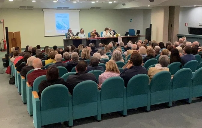 Presso l’Auditorium comunale “G. Tebaldini” Fernanda Ciferni ha presentato il libro “La storia, le storie”