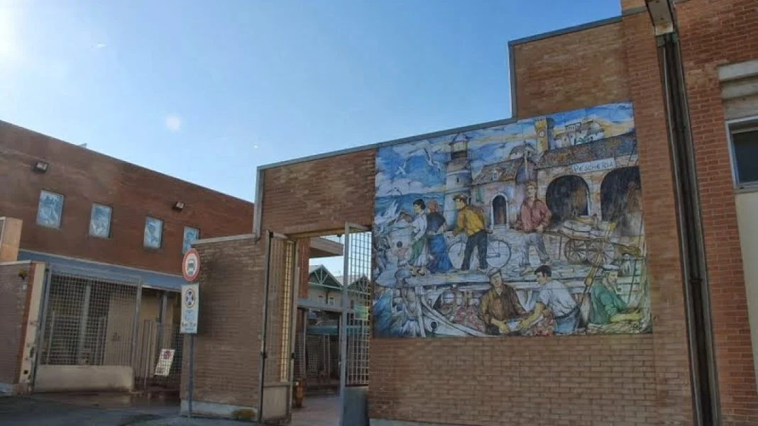 Insegne, pannelli e indicazioni per rendere “visibile” il Mercato Ittico