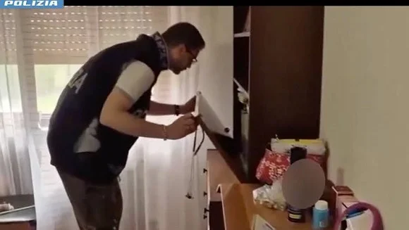 In casa nascondeva droga, machete e un pugnale, giovane denunciato dopo segnalazione della madre 