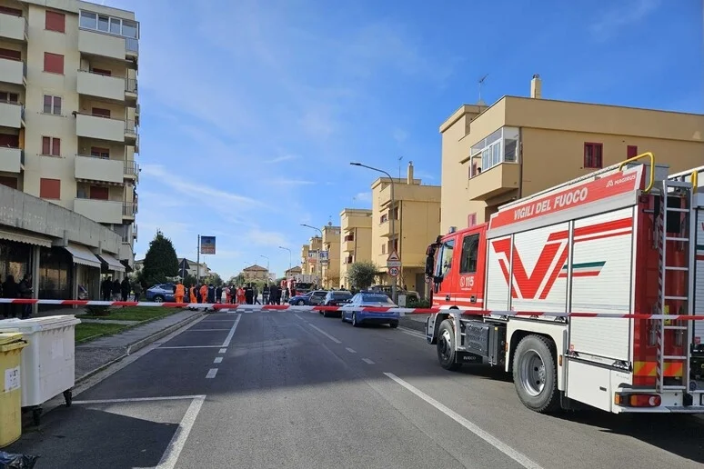 Barricato in casa per nove ore, poi si 'arrende' e si fa ricoverare