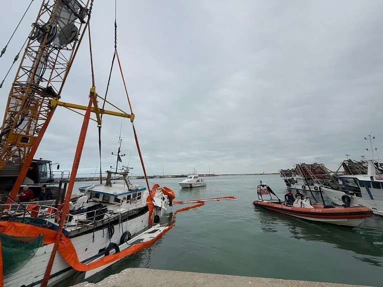 Peschereccio affondato nel porto, concluse le operazioni di recupero