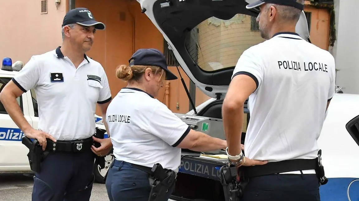 Ascoli Piceno - Numero WhatsApp per favorire la sicurezza, tante segnalazioni alla Polizia Locale
