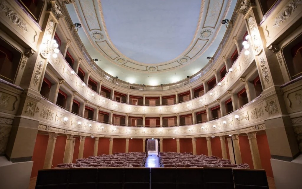 Ascoli Piceno - Lavori al teatro Filarmonici: si punta a rendere più sicuro il tetto