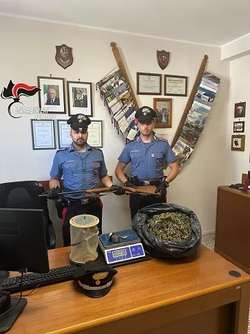 Sorpreso in casa con circa 3 chilogrammi di marijuana occultati all’interno, arrestato