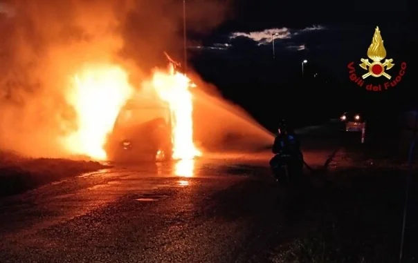 A Fermo vettura a metano in fiamme, pronto intervento dei Vigili del fuoco 