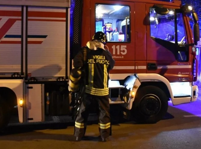 Frontale tra un auto e un camion nell'Anconetano, un uomo muore sul colpo