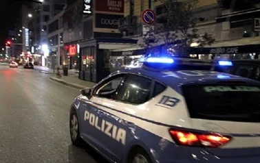 Completamente ubriachi danneggiano bar e volante della Polizia, fermati e denunciati 
