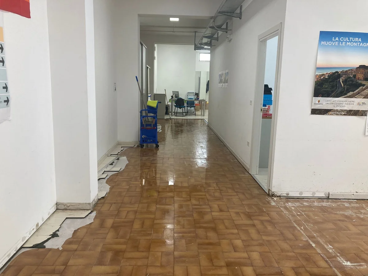 Folignano - Acqua sporca, rotture e disservizi: cittadini contro la Ciip, allagato anche il Comune