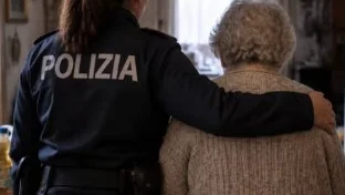 Aggredisce la nonna e le distrugge i mobili: 21enne ammonito dal Questore