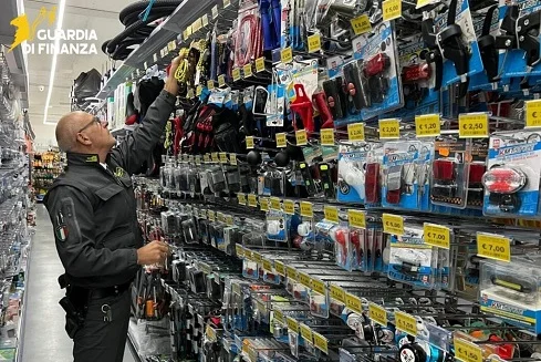 San Benedetto, sequestrati 200mila prodotti non sicuri in un negozio cinese 