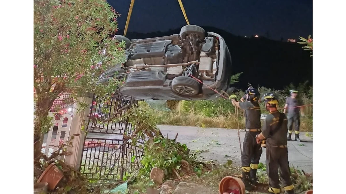 Appignano del Tronto - Auto si ribalta e finisce contro una casa. sfiorata la tragedia