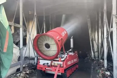 Incendio alla Lazzaroni: in azione un altro robot, danni per un milione di euro
