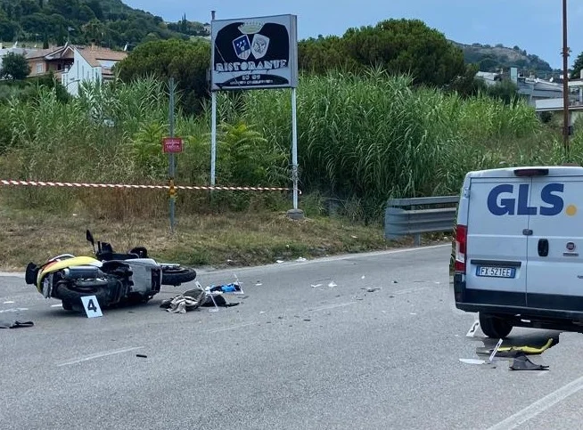 Scooterista impatta contro un furgone sulla SS16 nei pressi di zona Brancadoro, elitrasportato a Torrette