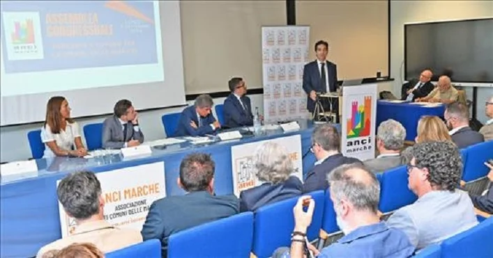 IL PRESIDENTE ACQUAROLI ALL’ASSEMBLEA CONGRESSUALE DI ANCI MARCHE: “SFRUTTARE AL MEGLIO LE RISORSE DISPONIBILI PER GARANTIRE SVILUPPO E COMPETITIVITA’”