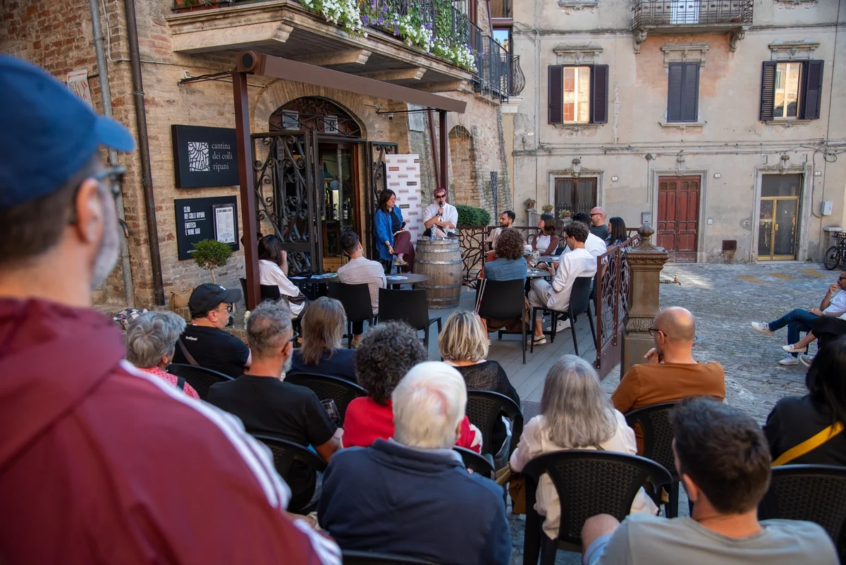 Domenica 20 luglio a Ripatransone torna “Rassegnàti. Piccolo Festival di letteratura”: appuntamento con la presentazione del libro “Le colline di fronte. Vita di Tullio Pericoli” della scrittrice Silvia Ballestra.