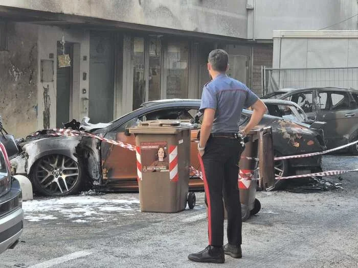Porto d'Ascoli, tre auto distrutte da un violento rogo