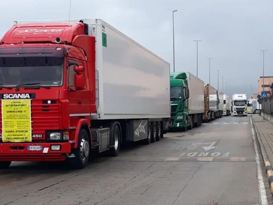 Caro carburanti, trasporti a rischio per mancanza di liquidità