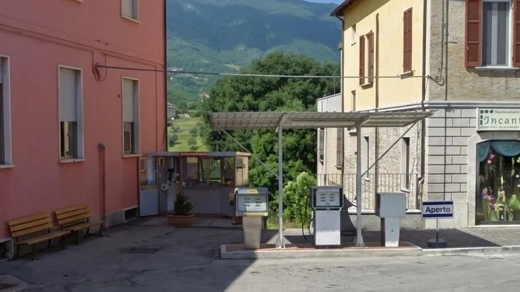 Folignano - Distributore di carburante chiuso da anni, in paese scoppia la polemica