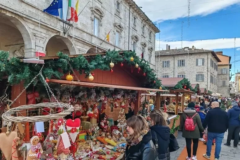 Ascoli presa d'assalto per la Fiera di Natale e il volo virtuale