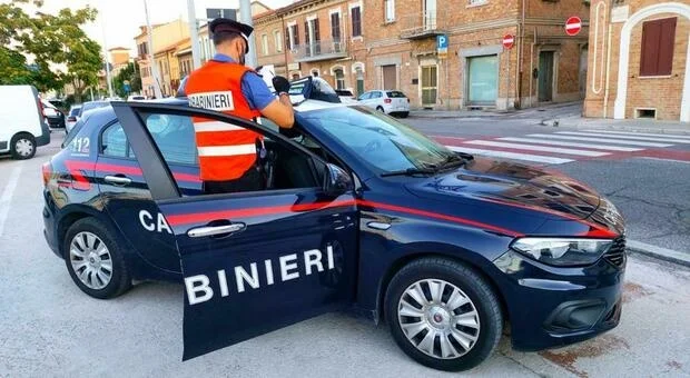 Litiga in strada e chiama i Carabinieri, scoperto con la droga