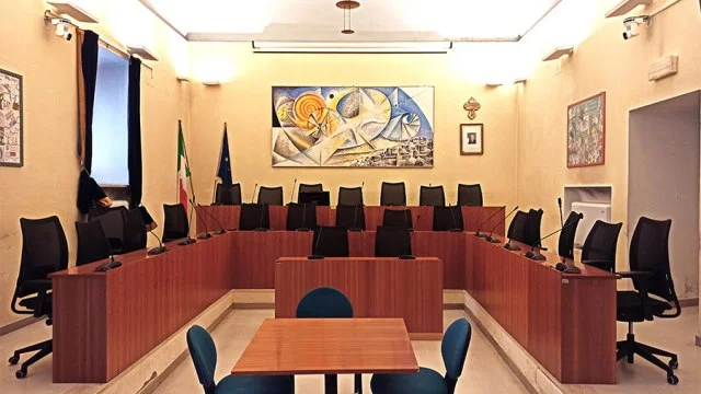 Consiglio Comunale a Grottammare: via libera alle mozioni su rotazione del personale PicenAmbiente, crisi del riciclo della plastica e appello per i bambini di Gaza