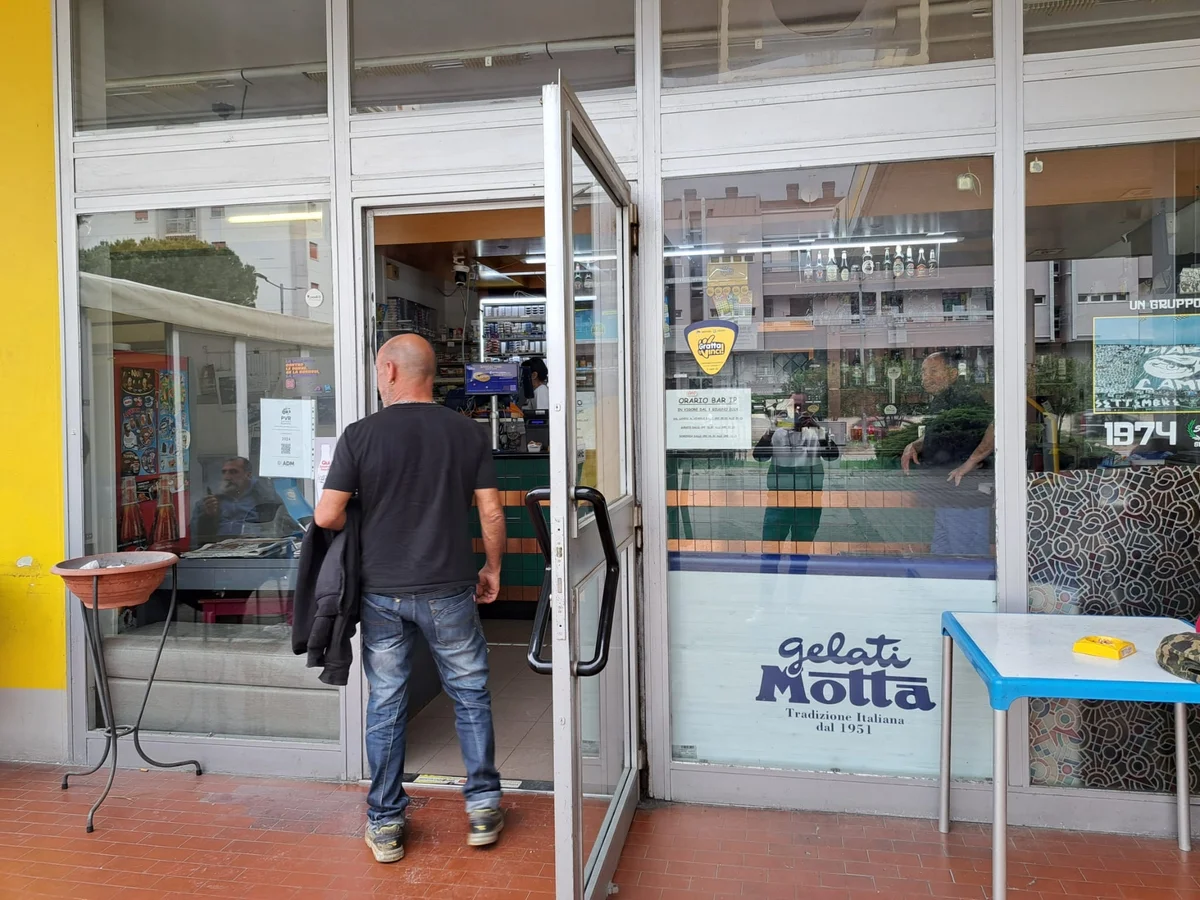 Ascoli Piceno - Furto con spaccata al bar tabaccheria di Monticelli, caccia al ladro