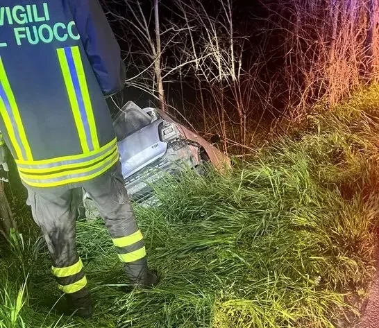 Auto finisce fuori strada nel Fermano, morto un ragazzo