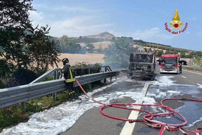 Camion in fiamme sulla A14 nei pressi della Galleria Monte Renzo