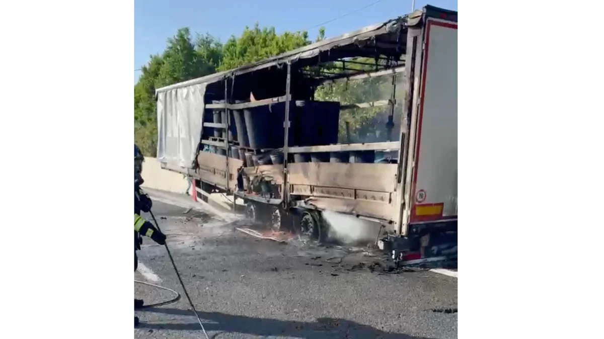 Roseto, in fiamme tir che trasportava polpa di pomodoro. Pulizia del manto stradale in corso