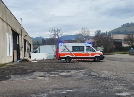 Operaio precipita dal tetto di un capannone a Potenza Picena, soccorso dall’eliambulanza