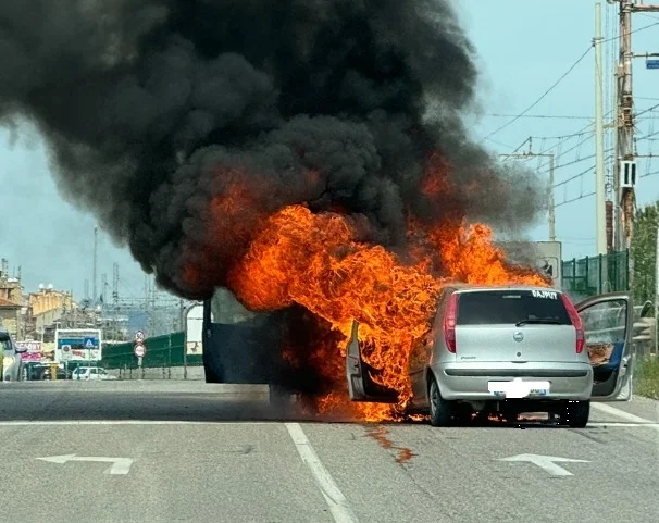 Incidente sulla Statale all'altezza di Cupramarittima, auto in fiamme