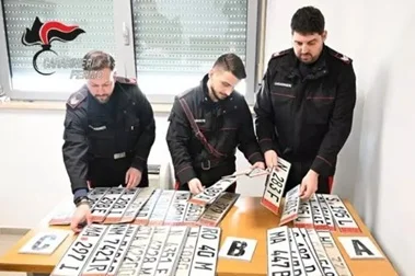 Serie di targhe tedesche contraffatte: smascherata rete di auto 'fantasma' 