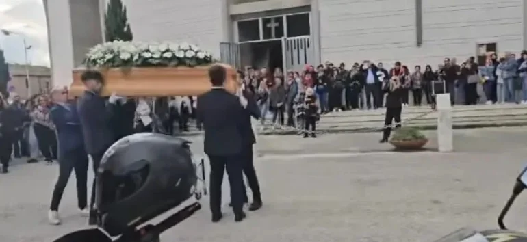 Ascoli Piceno - Pagliare in lacrime per l'ultimo saluto al giovane centauro Alessio Pasquelli