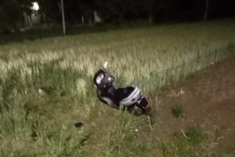 Inseguito finisce in un campo, feriti anche due poliziotti