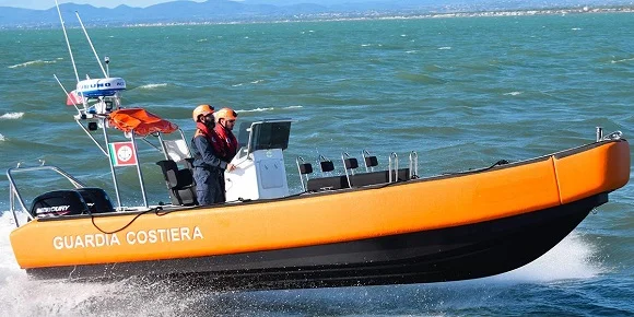 Diportista cade in mare, natante alla deriva: pronto intervento della Guardia Costiera 
