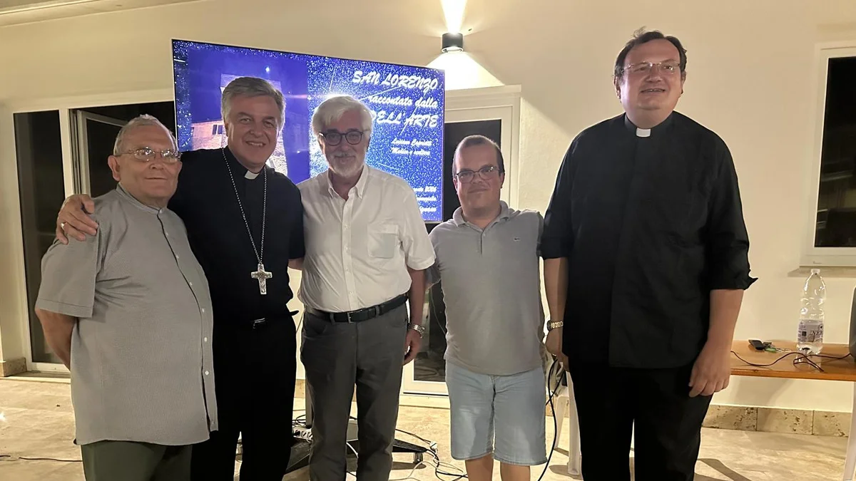Cossignano, San Lorenzo accende Piazza Mercuri: Luciano Capriotti protagonista con il vescovo mons. Giampiero Palmieri e il sindaco Angelo Carlini