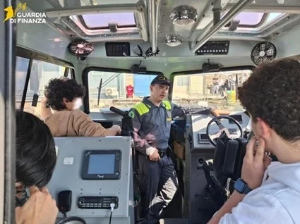 Studenti a bordo con la Guardia di Finanza per la Giornata del Mare