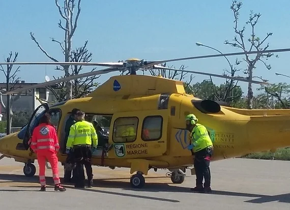 Bimbo si ferisce con un cancello, trasportato in ospedale con l'elicottero 