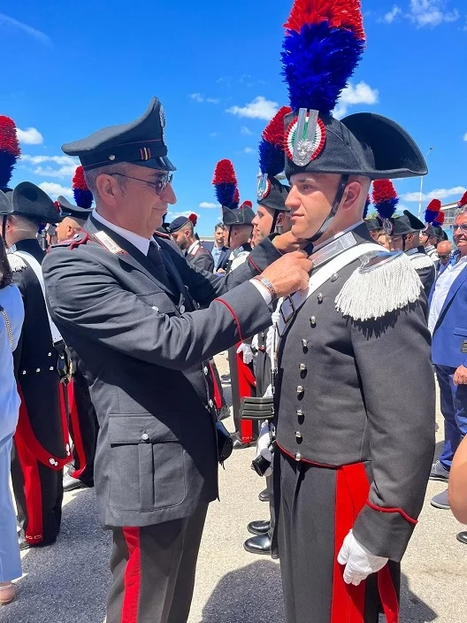 Figlio e collega, Vincenzo riceve gli alamari dal papà Carabiniere