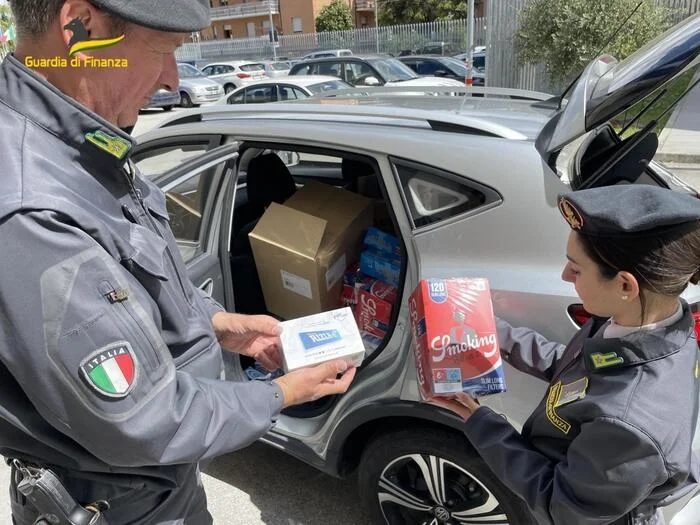 In auto con mezzo milione articoli per fumatori di contrabbando