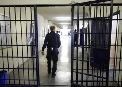 Nel carcere di Ascoli Piceno un detenuto prende a pugni due agenti