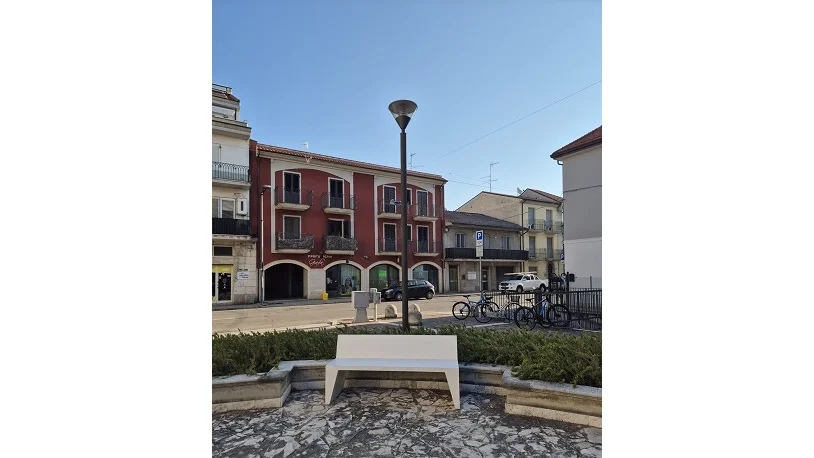 Panche installate in piazza Nilde Iotti.