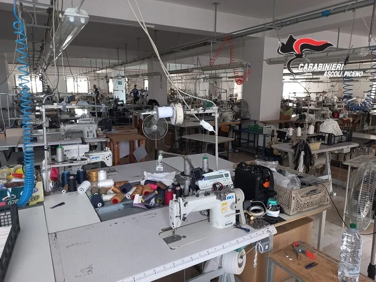 Monteprandone: casa e lavoro per 25 cinesi, Carabinieri scoprono laboratorio tessile abusivo