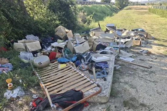 Svuotano una soffitta e abbandonano i rifiuti in campagna, tre denunce 