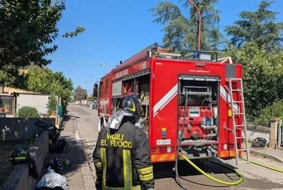 In fiamme un capannone in zona Montecretaccio, strage di polli e danni ingenti 