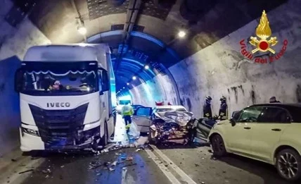 Scontro in galleria sulla Ss16 ad Ancona, gravi padre e due figlie