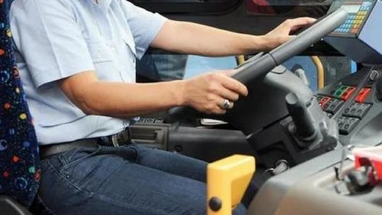 Sferra due pugni all'autista perché il bus era in ritardo