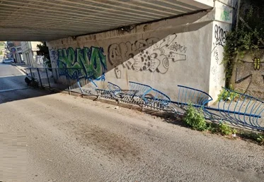 Impatta con violenza contro la barriera pedonale del sottopasso poi fugge senza fermarsi