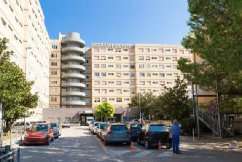Interviene nella lite per difendere il figlio, 50enne è grave in ospedale 