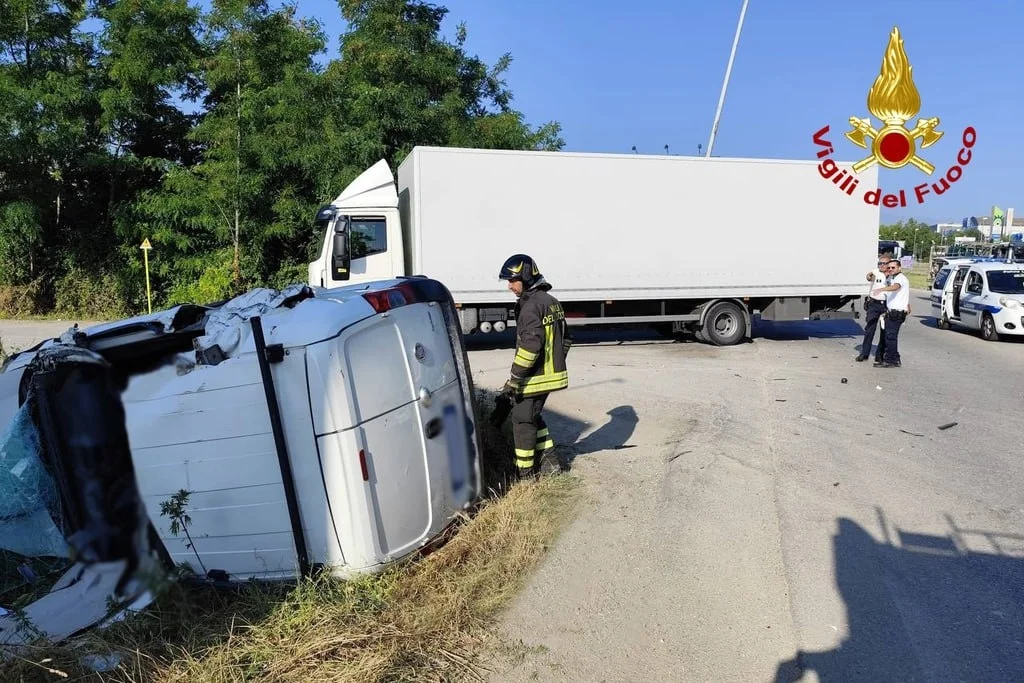 Ascoli Piceno - Intrappolato nel furgone dopo l'incidente: è grave